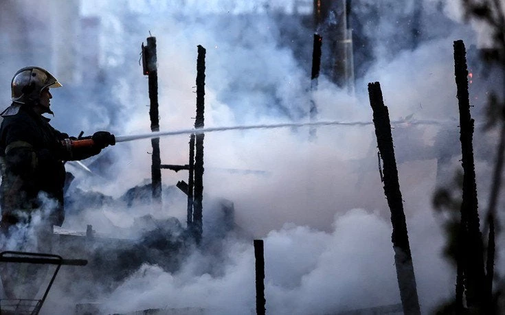 Eκτακτο: Φωτιά στις αποθήκες των Jumbo στον Πειραιά